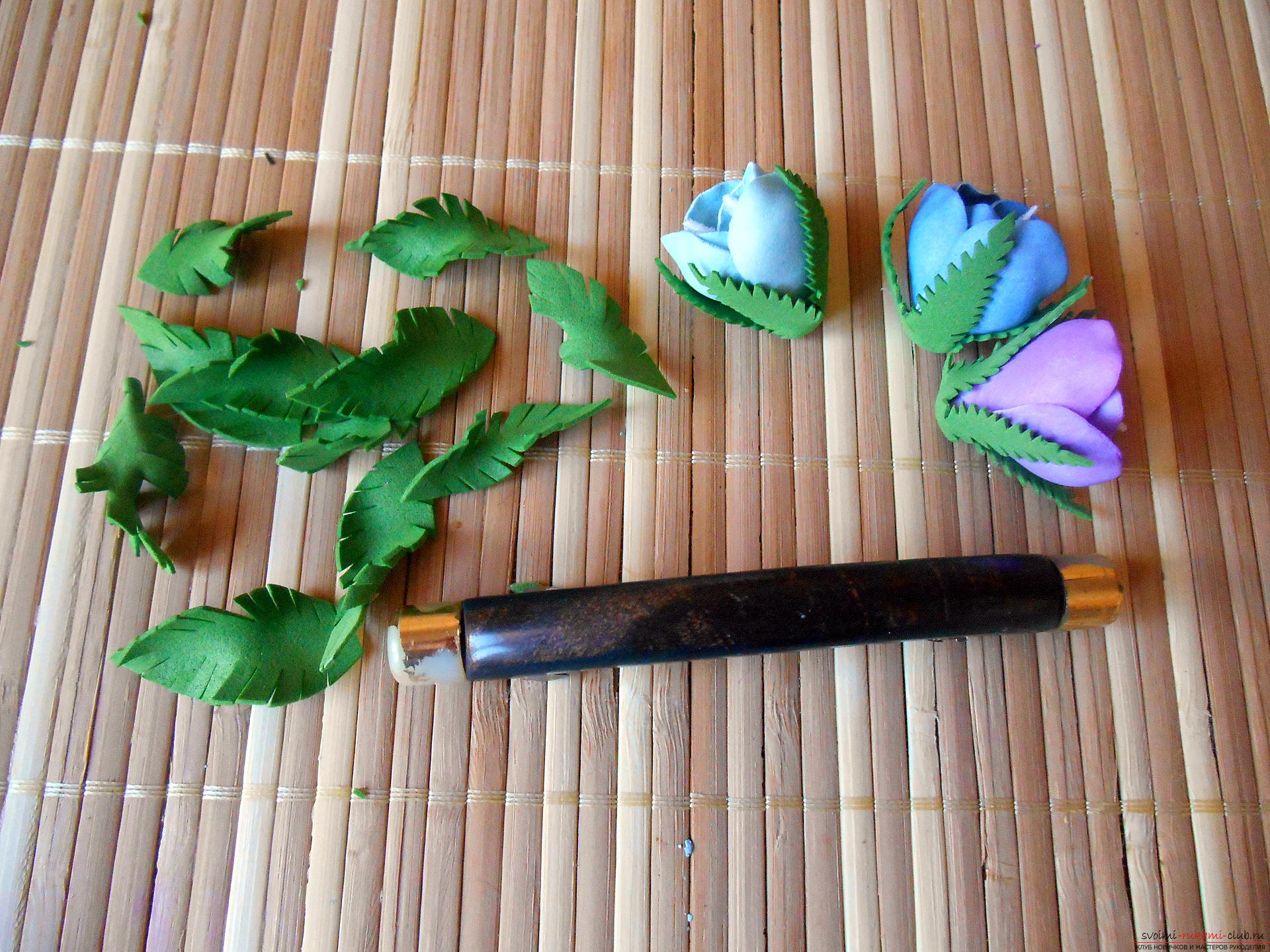 Подробный мастер-класс из фоамирана покажет как делать заколки своими руками, которые будут украшать цветы из фоамирана.. Фото №23